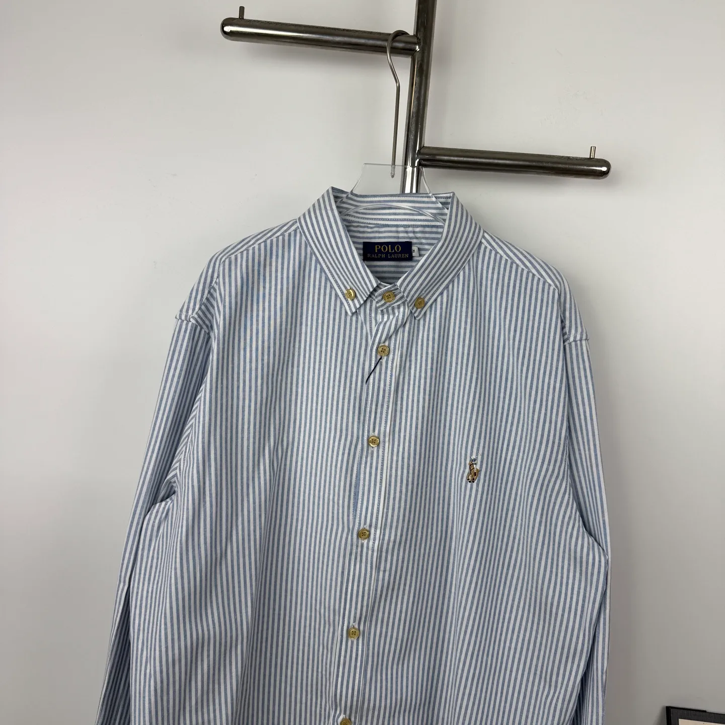 P190 Style No. B25 Ralph Lauren/Ralph Lauren classic colorful small label striped casual shirt 1️⃣Made of high-quality classic striped fabric, the upper body is soft and comfortable, extremely delicate, has a solid, smooth and soft feel. The fabric does not wrinkle, and the feel is invincible. The details are handled perfectly! 2️⃣Adopting the washing process, the workmanship details are perfectly controlled. They are all hemmed with vest technology, and the insides of the sleeves are also used. Different from the four-needle and five-thread workmanship, the collars are also all designed with interlining, showing high-end fashion and individuality, and the style is fashionable, simple and elegant! 3️⃣It is very youthful and energetic, and can be easily worn by both men and women. It is very in line with the fashion aesthetic concepts of today's young people! Color: Striped Blue Sizes: S, M, L, XL